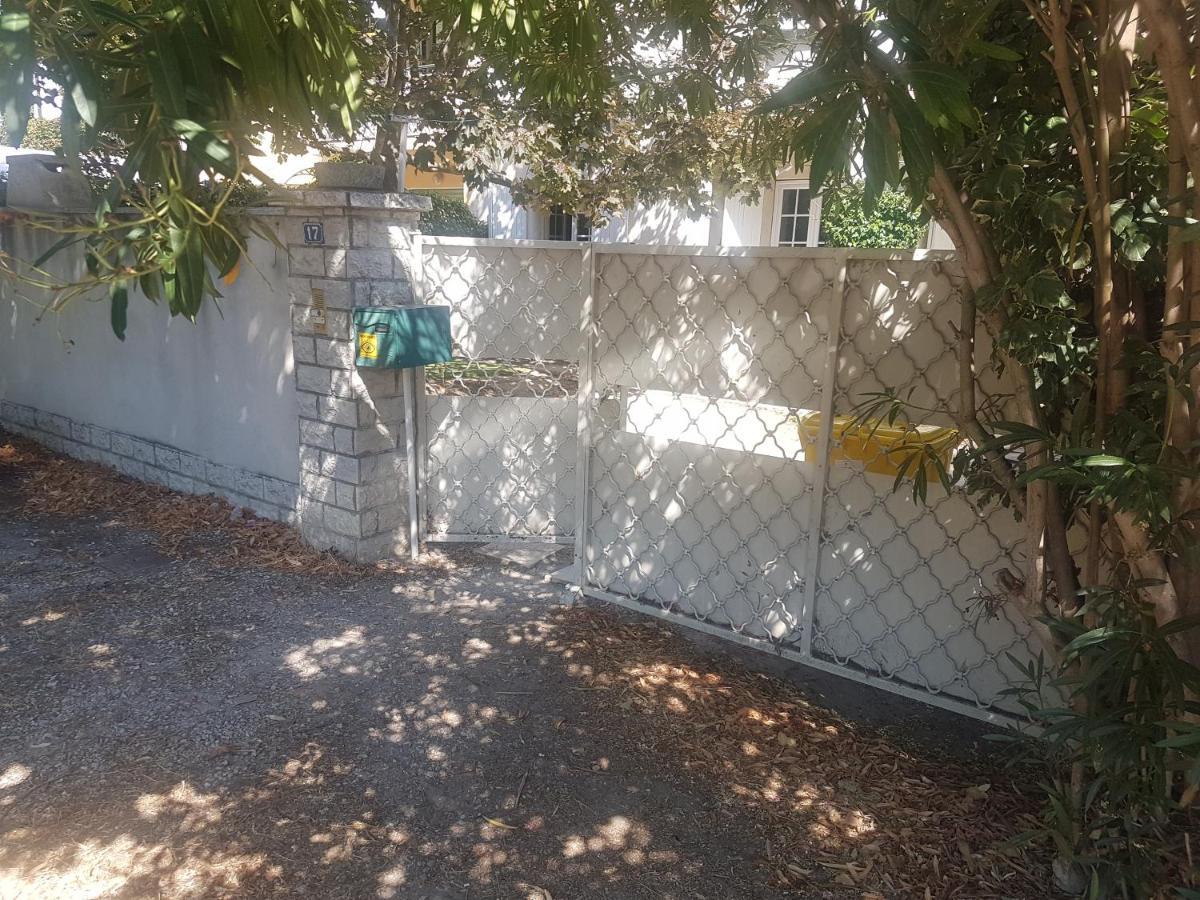 Grande Maison Avec 5 Chambres Et Jardin Avignon Exterior photo